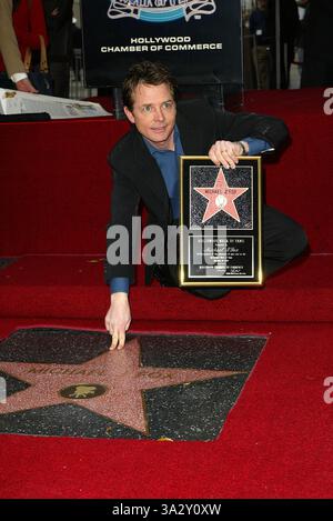 Dic. 16, 2002 - Hollywood, CALIFORNIA, STATI UNITI - K28055FB ..Michael J. Fox onorato con una stella su .Hollywood Walk of Fame. HOLLYWOOD, CA. .12/16/2002 .. FITZROY BARRETT / 2002 .Michael J. Fox(Immagine di credito: © Globo foto/ZUMAPRESS.com) Foto Stock