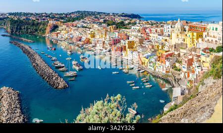 Vista dall'alto del colorato villaggio di pescatori, l'isola di Procida Foto Stock