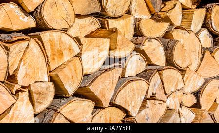 Legna da ardere tritata accumulata. Concetto di fondo della legna da ardere Foto Stock
