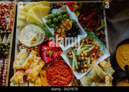 Un vivace banco di salumi con formaggi, olive e salumi Foto Stock