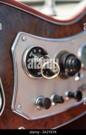 Primo piano del commutatore di accensione per auto d'epoca con la chiave inserita Foto Stock