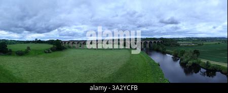 Vista panoramica del viadotto di Arthington, noto anche come viadotto di Castley o viadotto di Wharfedale, ponte ferroviario che attraversa la valle di Wharfe. Arthington Foto Stock