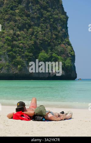 Un paio di salotti sulla soffice sabbia bianca dell'isola di Ko Phi Phi Lee Foto Stock