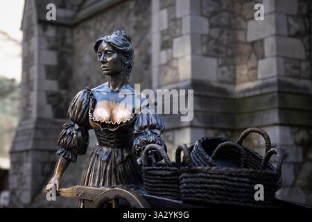 Dublino, Irlanda - 6 marzo 2025 - Scultura di Molly Malone con Barrow Foto Stock