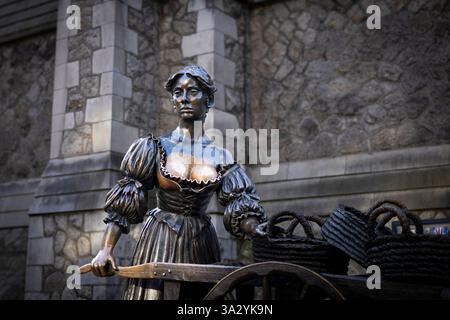 Dublino, Irlanda - 6 marzo 2025 - Scultura di Molly Malone con Barrow Foto Stock