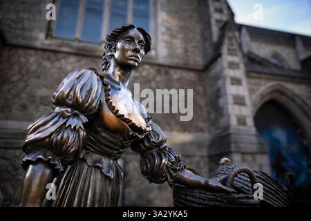 Dublino, Irlanda - 6 marzo 2025 - Scultura di Molly Malone con Barrow Foto Stock