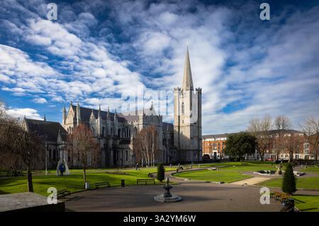 Dublino, Irlanda - 6 marzo 2025 - Cattedrale di Saint Patricks e St Patricks Park Foto Stock