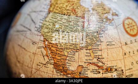 Modello Table World Globe in blu e marrone isolato su sfondo nero. Foto Stock
