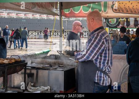 Mexican Man Making and Selling Chicken Tacos a Ensenada in Messico, nel mercato del porto di Ensenada, Mexican Street Food 14 febbraio 2025 Stock Photo Foto Stock