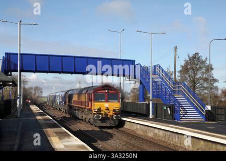 DB Cargo Class 66 loco 66080 passa la stazione di Althorpe con la centrale elettrica 0815 4R49 Drax al treno a biomassa vuoto Immingham il 14/3/25. Foto Stock