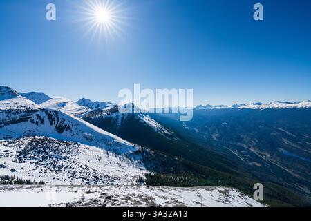 Vista panoramica dal Whistlers Peak innevato nel Jasper National Park a tarda primavera, Jasper, Alberta, Canada. Foto Stock