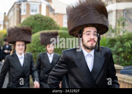 Londra, Regno Unito. 14 marzo 2025. I membri della comunità ebraica Haredi a Stamford Hill, a nord di Londra, celebrano il festival ebraico di Purim. Il festival prevede la lettura del Libro di Ester che descrive la sconfitta di Haman, consigliere del re persiano, che complottò per massacrare il popolo ebraico 2.500 anni fa, ma l'evento fu impedito dal coraggio di Ester. Crediti: Stephen Chung / Alamy Live News Foto Stock