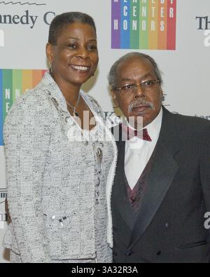 7 dicembre 2013 - Washington, District of Columbia, Stati Uniti d'America - il presidente e CEO di Xerox Ursula Burns e Lloyd Bean arrivano per la cena dell'artista formale in onore dei vincitori del 2013 Kennedy Center Honors ospitato dal Segretario di Stato degli Stati Uniti John F. Kerry al Dipartimento di Stato degli Stati Uniti a Washington, D.C. sabato 7 dicembre 2013. I 2013 onorari sono: Cantante dell'opera Martina Arroyo; pianista, tastierista, bandleader e compositore Herbie Hancock; pianista, cantante e compositore Billy Joel; attrice Shirley MacLaine; e musicista e cantautore Carlos Santana Foto Stock