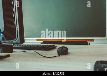 Scrivania per computer con tastiera e mouse in classe Foto Stock