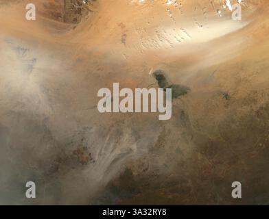 13 giugno 2014 - Nigeria. Un tempo era parte del pavimento di un lago Ciad molto più grande, l'area ora conosciuta come la depressione di Bodele, situata al confine meridionale del deserto del Sahara nell'Africa centro-settentrionale, si sta lentamente trasformando in un paesaggio desertico... Una vista Dio-occhio dei paesi della Coppa del mondo. Non sono tutte le navi missilistiche: I baluardi della NASA hanno creato una straordinaria galleria di immagini dei paesi della Coppa del mondo FIFA 2014... Le viste mozzafiato rappresentano tutte le 32 nazioni partecipanti alla competizione, dalle "dune stellari" del deserto dell'Algeria al Rio de la P dell'Uruguay Foto Stock