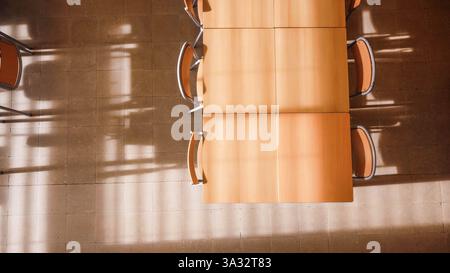 Vista aerea di un'aula scolastica, con sedie e tavoli marroni Foto Stock