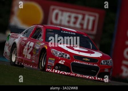 8 agosto 2014 - Watkins Glen, New York, U. S - 8 agosto 2014: Il pilota della Sprint Cup Series Kyle Larson (42) attraversa la fermata dell'autobus durante le prove di allenamento per il Cheez-IT 355 a Watkins Glen International, Watkins Glen, NY. Credito obbligatorio: Kostas Lymperopoulos /CSM (immagine di credito: © Kostas Lymperopoulos/Cal Sport Media/ZUMAPRESS.com) Foto Stock
