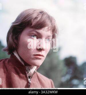 Maggio Britt Wilkens. Attrice svedese-americana. (Nata il 22 marzo 1934) è spesso accreditata con il suo nome May Britt. Qui sull'isola di Ornö nel 1953. May Britt Wilkens, conosciuta professionalmente come May Britt, è un'attrice svedese naturalizzata statunitense nata il 22 marzo 1934 a Stoccolma, Svezia. Ha guadagnato importanza negli anni '1950, iniziando la sua carriera in Italia prima di trasferirsi a Hollywood, dove ha lavorato con la Twentieth Century Fox. Ruoli notevoli includono il protagonista nel remake del 1959 di The Blue Angel. È stata sposata con l'intrattenitore Sammy Davis Jr. Dal 1960 al 1968, un sindacato che ha attirato un notevole attenzione Foto Stock