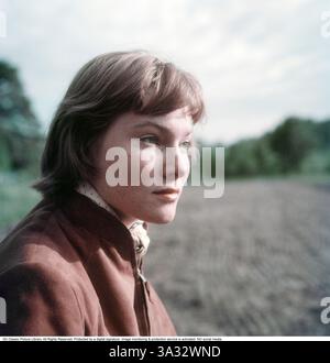 Maggio Britt Wilkens. Attrice svedese-americana. (Nata il 22 marzo 1934) è spesso accreditata con il suo nome May Britt. Qui sull'isola di Ornö nel 1953. May Britt Wilkens, conosciuta professionalmente come May Britt, è un'attrice svedese naturalizzata statunitense nata il 22 marzo 1934 a Stoccolma, Svezia. Ha guadagnato importanza negli anni '1950, iniziando la sua carriera in Italia prima di trasferirsi a Hollywood, dove ha lavorato con la Twentieth Century Fox. Ruoli notevoli includono il protagonista nel remake del 1959 di The Blue Angel. È stata sposata con l'intrattenitore Sammy Davis Jr. Dal 1960 al 1968, un sindacato che ha attirato un notevole attenzione Foto Stock