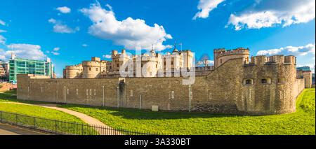 Ampio panorama sul lato nord della torre di Londra, con il muro di facciata esterno e le sue torri del cortile interno appena visibili... Foto Stock