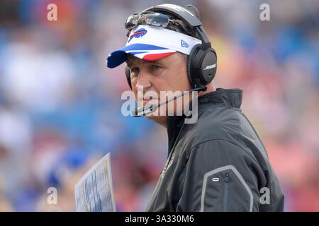 23 agosto 2014 - Orchard Park, New York, U. S - il capo-allenatore dei Buffalo Bills DOUG MARRONE si prepara per la prima gara casalinga dei Bills contro i Tampa Bay Buccaneers al Ralph Wilson Stadium di Orchard Park, New York. Tampa Bay sconfisse Buffalo 27-14. (Immagine di credito: © Michael Johnson/ZUMA Wire) Foto Stock