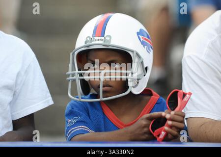 23 agosto 2014 - Orchard Park, New York, U. S - Un giovane tifoso dei Bills aspetta l'inizio della partita tra i Tampa Bay Buccaneers e i Buffalo Bills al Ralph Wilson Stadium di Orchard Park, New York. Tampa Bay sconfisse Buffalo 27-14. (Immagine di credito: © Michael Johnson/ZUMA Wire) Foto Stock