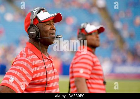 23 agosto 2014 - Orchard Park, New York, U. S - il capo-allenatore dei Tampa Bay Buccaneers LOVIE SMITH guarda il quarto periodo mentre i Buccaneers affrontano i Buffalo Bills al Ralph Wilson Stadium di Orchard Park, New York. Tampa Bay sconfisse Buffalo 27-14. (Immagine di credito: © Michael Johnson/ZUMA Wire) Foto Stock