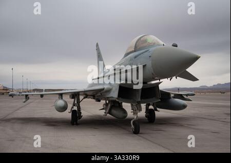 Un Eurofighter Typhoon della Royal Saudi Air Force siede sulla flightline in preparazione alla Red Flag-Nellis 25-2 alla Nellis Air Force base, Nevada, 4 marzo, Foto Stock