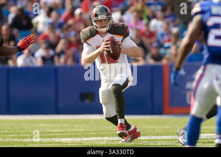 23 agosto 2014 - Orchard Park, New York, U. S - il quarterback dei Tampa Bay Buccaneers JOSH MCCOWN (12) sembra correre con la palla durante il primo quarto contro i Buffalo Bills al Ralph Wilson Stadium di Orchard Park, New York. Tampa Bay sconfisse Buffalo 27-14. (Immagine di credito: © Michael Johnson/ZUMA Wire) Foto Stock