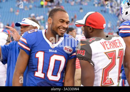 23 agosto 2014 - Orchard Park, New York, U. S - il wide receiver dei Buffalo Bills ROBERT WOODS (10) chiacchiera con il cornerback dei Tampa Bay Buccaneers ALTERRAUN VERNER (21) dopo la partita al Ralph Wilson Stadium di Orchard Park, New York. Tampa Bay sconfisse Buffalo 27-14. (Immagine di credito: © Michael Johnson/ZUMA Wire) Foto Stock