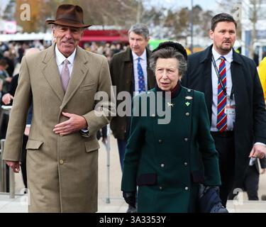 Cheltenham, Regno Unito. 14 marzo 2025. Anne, Princess Royal arriva per il quarto giorno al Cheltenham Festival 2025 Gold Cup Day al Cheltenham Racecourse, Cheltenham, Regno Unito, 14 marzo 2025 (foto di Gareth Evans/News Images) a Cheltenham, Regno Unito, il 14/3/2025. (Foto di Gareth Evans/News Images/Sipa USA) credito: SIPA USA/Alamy Live News Foto Stock
