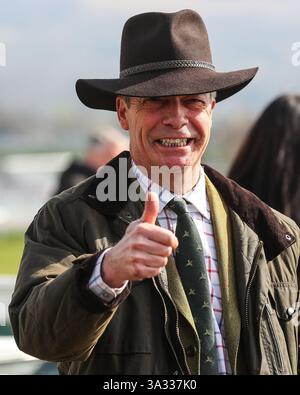 Cheltenham, Regno Unito. 14 marzo 2025. Nigel Farage membro del Parlamento arriva in vista del Cheltenham Festival 2025 Gold Cup Day al Cheltenham Racecourse, Cheltenham, Regno Unito, 14 marzo 2025 (foto di Gareth Evans/News Images) a Cheltenham, Regno Unito, il 14/3/2025. (Foto di Gareth Evans/News Images/Sipa USA) credito: SIPA USA/Alamy Live News Foto Stock
