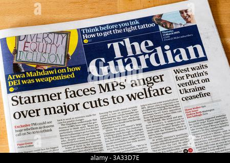 13 marzo 2025. Il titolo della prima pagina del Guardian legge che Starmer affronta la rabbia dei parlamentari per i tagli importanti al benessere. Foto Stock