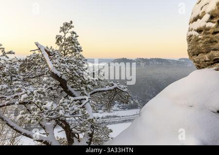 Magia invernale al ponte Bastei, vista sull'Elba e sul Rauenstein poco di fronte all'alba, Svizzera sassone, Sassonia, Germania, Europa Foto Stock