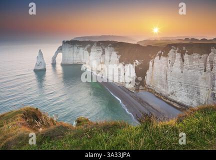 La costa di Etretat (Etretat) all'alba, scogliere con porte d'Aval e ago di roccia di Aiguille, Normandia, Francia, Europa Foto Stock