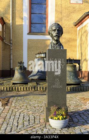 Busto di Karl May con dati biografici e iscrizione es sei Friede, di fronte alla Chiesa Trinitatis sul Neumarkt a Ernstthal, Hohenstein-ERNs Foto Stock