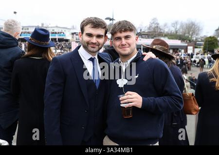 Racegoers durante il Cheltenham Festival 2025 Gold Cup Day presso l'ippodromo di Cheltenham, Cheltenham, Regno Unito, 14 marzo 2025 (foto di Gareth Evans/News Images) Foto Stock