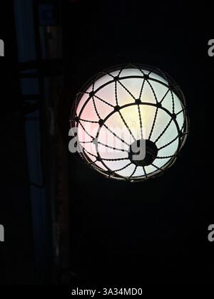 Lampada o lanterna illuminata con design in metallo forgiato e ornato di notte. Foto Stock