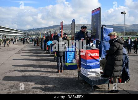 14 marzo 2025; Cheltenham Racecourse, Cheltenham, Gloucestershire, Inghilterra: 2025 Cheltenham Festival Day 4; Bookies attendono i loro clienti Foto Stock