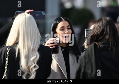 14 marzo 2025; Cheltenham Racecourse, Cheltenham, Gloucestershire, Inghilterra: 2025 Cheltenham Festival Day 4; Racegoers anticipano le gare Foto Stock