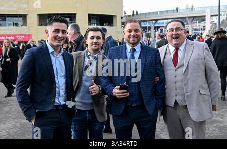 14 marzo 2025; Cheltenham Racecourse, Cheltenham, Gloucestershire, Inghilterra: 2025 Cheltenham Festival Day 4; Racegoers anticipano le gare Foto Stock