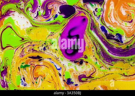 Un vivace motivo astratto creato dalle tecniche di marbling, caratterizzato da colori vorticosi come viola, giallo, verde e molto altro ancora. L'immagine è adatta per Foto Stock