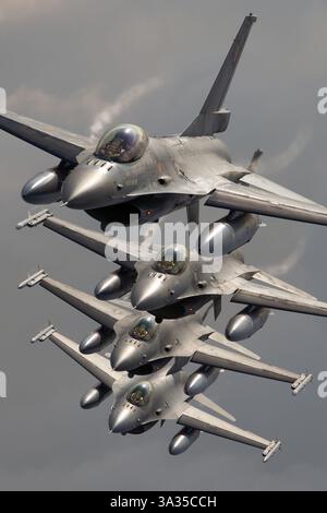 Il General Dynamics F-16 Fighting Falcon è caratterizzato da una formazione sovrapposta, che mostra la sua agilità e precisione in volo. Questo aereo da caccia multiruolo è progettato per la superiorità aerea, l'attacco al suolo e le missioni di ricognizione. La formazione impilata dimostra le capacità di volo coordinate dell'aereo e il volo di precisione. Foto Stock