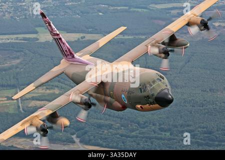 Il Lockheed C-130H Hercules della Royal Jordanian Air Force, Reg 347, è un velivolo da trasporto tattico con vernice mimetica con coda di Petra. Viene utilizzato per il trasporto aereo, il trasporto merci e l'estrazione delle truppe. Foto Stock