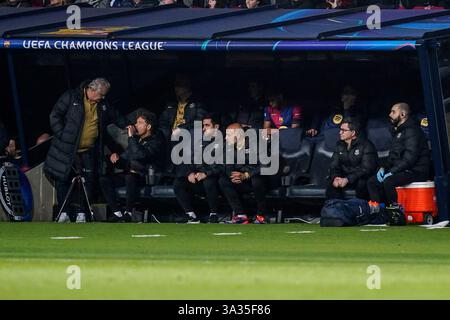 Barcellona, Spagna. 11 marzo 2025. Lo staff del FC Barcelona durante la partita di UEFA Champions League, sedicesimo turno, tra FC Barcelona e Benfica giocata allo stadio Lluis Companys l'11 marzo 2025 a Barcellona in Spagna. (Foto di Sergio Ruiz/Imago) credito: PRESSINPHOTO SPORTS AGENCY/Alamy Live News Foto Stock