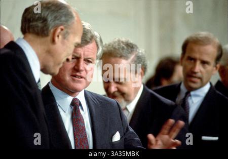 Washington, Stati Uniti d'America. 27 luglio 2009. Washington, DC - (FILE) -- il senatore degli Stati Uniti Edward M. "Ted" Kennedy (Democratico del Massachusetts), al centro di sinistra, condivide un pensiero con il senatore statunitense Alan Simpson (Repubblicano del Wyoming) durante una pausa nell'audizione del Comitato giudiziario del Senato degli Stati Uniti sulla nomina del giudice Robert Bork, al centro di destra, come giudice associato della Corte Suprema degli Stati Uniti a Washington, DC il 15 settembre 1987. Il presidente del Comitato Joseph Biden (democratico del Delaware) è raffigurato a destra. Credito: Arnie Sachs/CNP/Sipa USA credito: SIPA USA/Alamy Live News Foto Stock