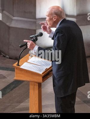 Washington, Stati Uniti d'America. 5 dicembre 2018. L'ex senatore degli Stati Uniti Alan Simpson (repubblicano del Wyoming) rende omaggio al servizio funebre nazionale in onore del defunto ex presidente degli Stati Uniti George H.W. Bush alla Washington National Cathedral a Washington DC mercoledì 5 dicembre 2018. Credito: Ron Sachs/CNP/Sipa USA (RESTRIZIONE: NO New York o New Jersey Newspapers o giornali entro un raggio di 75 miglia da New York City) credito: SIPA USA/Alamy Live News Foto Stock