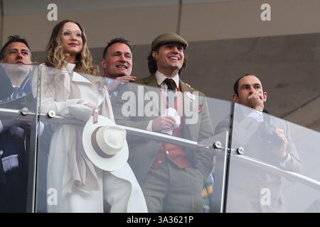 Henry Cavill guarda durante il Cheltenham Festival 2025 Gold Cup Day al Cheltenham Racecourse, Cheltenham, Regno Unito, 14 marzo 2025 (foto di Gareth Evans/News Images) a Cheltenham, Regno Unito il 3/14/2025. (Foto di Gareth Evans/News Images/Sipa USA) Foto Stock