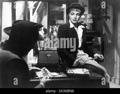16 febbraio 2005 - Simone Signoret (a destra), sul set del film, ''Maneges'', 1949 (Credit Image: © Glasshouse/ZUMA Wire) Foto Stock