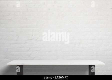 Spazio di lavoro minimalista con un elegante tavolo bianco con gambe nere, illuminazione brillante e sfondo bianco in mattoni, perfetto per l'ufficio e per l'ufficio Foto Stock